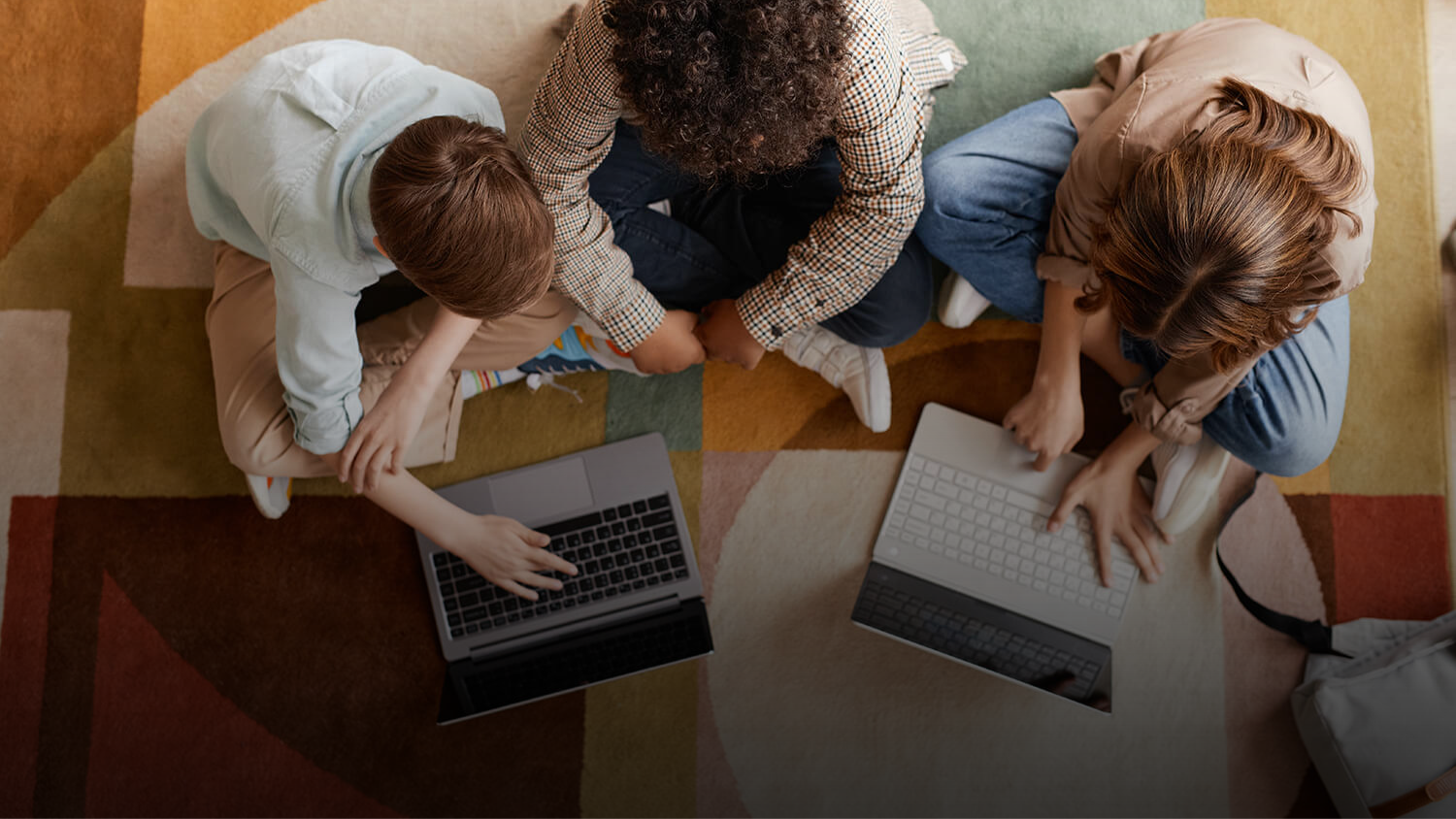 Kinder beim digitalen Lernen am Laptop